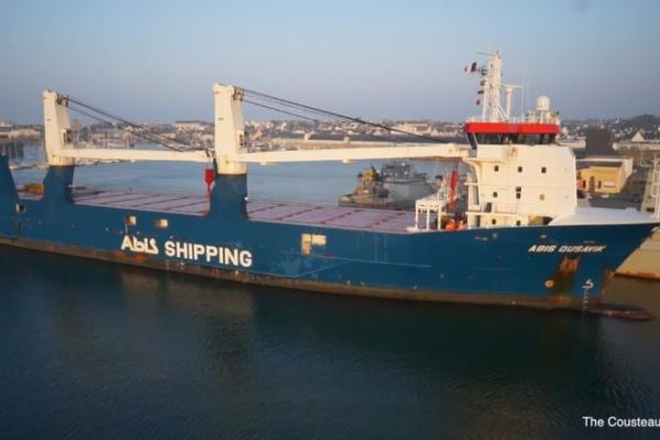 Le cargo qui transportera Calypso est arrivé au quai du Moros à Concarneau