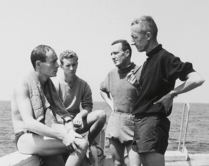 Photo Cousteau Society  Sur la plage arrière de Calypso en juillet 1955, André Laban, Claude Strada, Frédéric Dumas, Jacques-Yves Cousteau